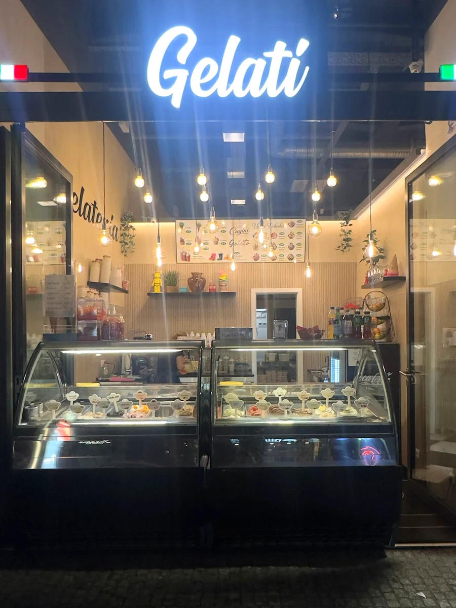 Unsere Gelateria in der Nikolaistraße am Abend