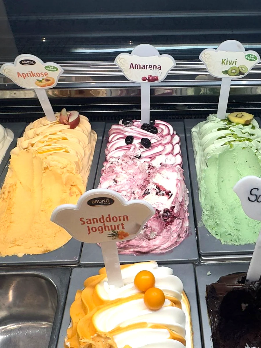 Sanddorn-Joghurt, Amarena, Aprikose und Kiwi in unserer Theke