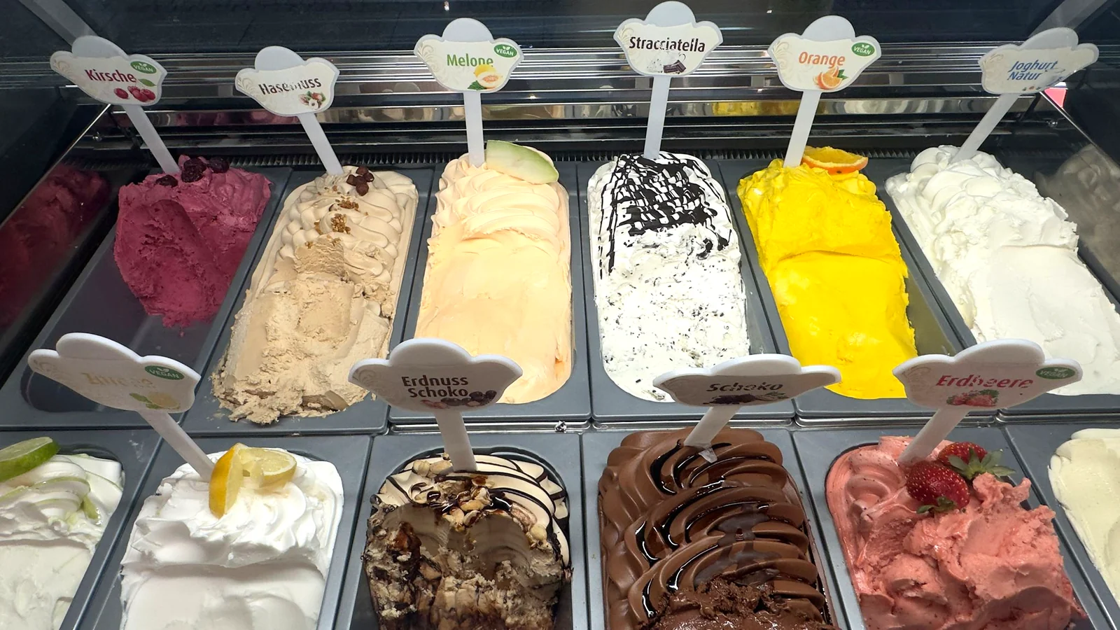 Unsere Eistheke mit Kirsche, Melone, Stracciatella, Orange, Erdnuss-Schoko und Erdbeere